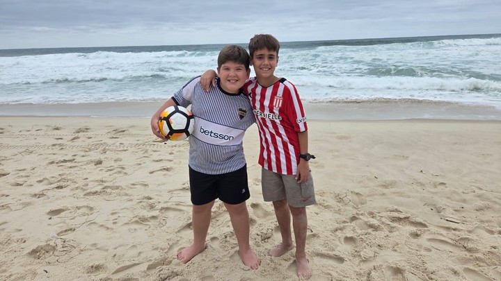 Un pibe de Estudiantes, el otro de Boca. Juntos.