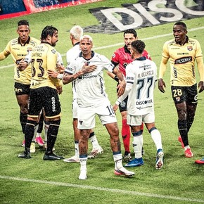 Deyverson y su show en el clásico de Ecuador: jugó cinco minutos, fue expulsado, se peleó y dos jugadores lo amenazaron por redes sociales