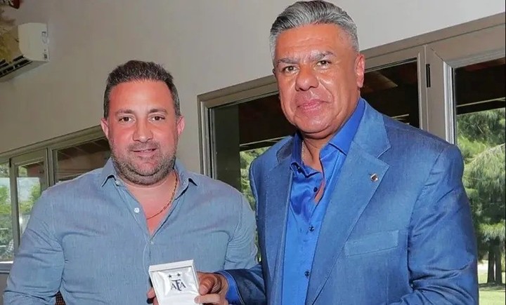 Cristian Malaspina, presidente de Argentinos Juniors, junto a Claudio Chiqui Tapia.