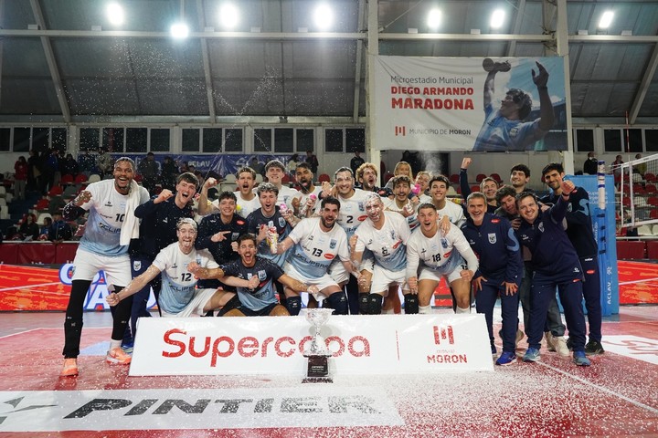 El festejo de los jugadores de Ciudad con la copa tras vencer a UPCN.
(@CiudadVoley en X).