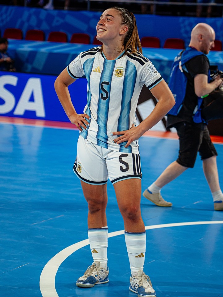 Julia representando al país con la Selección de futsal. (@pazdupuy)