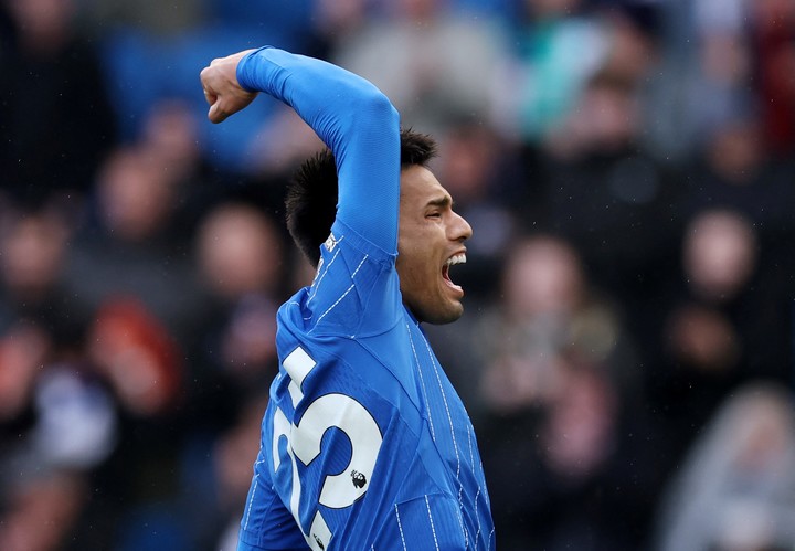 Diego Gómez celebra su golazo ante el Brighton. REUTERS/Toby Melville 