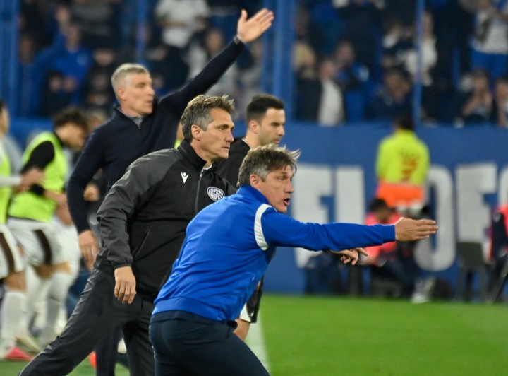 Guillermo y Gustavo Barros Schelotto, por detrás Martín Palermo, en el 2-2 entre Vélez y Platense. Fotobaires