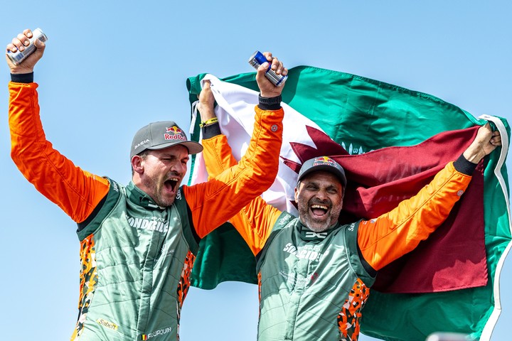 El festejo de Nasser Al Attiyah y Fabian Lurquin tras ganar el Dakar 2026 en la categoría Ultimate.
(EFE).