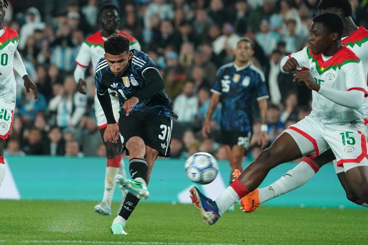 Leo Flores en acción contra Burkina Faso.
Foto Juano Tesone