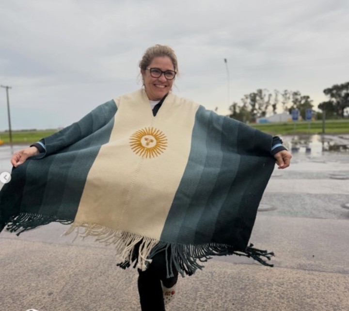 El poncho de La Sole que ahora lo usa la mamá de Giay (Instagram).