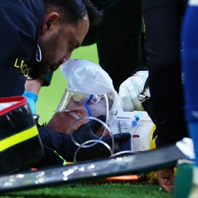 Video: el cabezazo que recibió Dibu Martínez ante Everton y lo dejó hospitalizado
