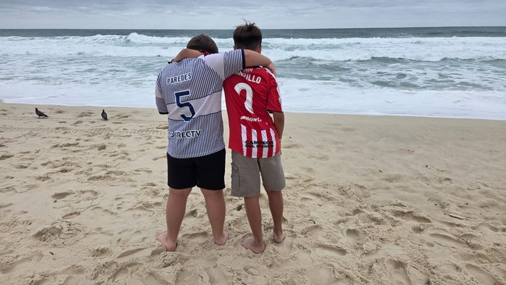 Un pibe de Estudiantes, el otro de Boca. Juntos.
