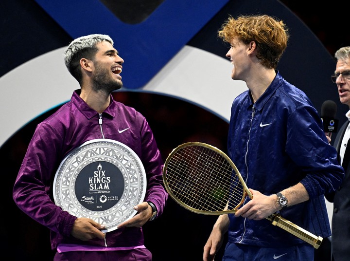 Alcaraz y Sinner, tras la final 2025. REUTERS/Stringer