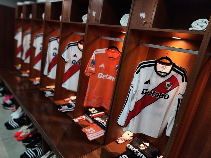 Todo listo en los vestuarios del Estadio Mario Alberto Kempes: ambos equipos van con sus camisetas titulares.