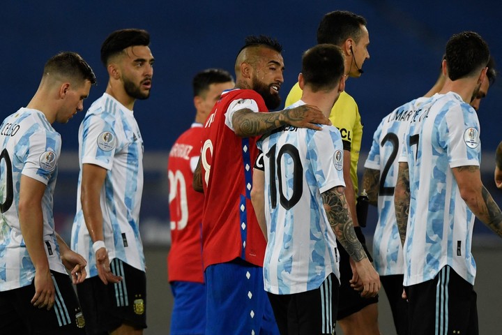 Leo y Vidal en la Copa América 2021 (AFP).