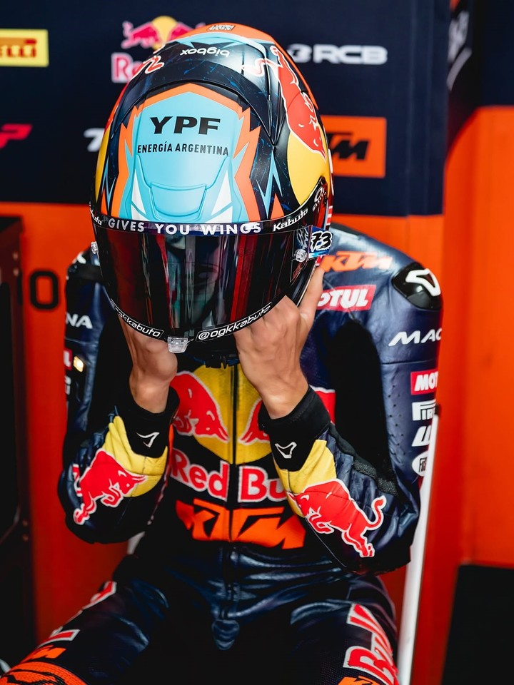 Perrone se ajusta el casco antes de disputar la práctica clasificatoria en Indonesia. (@valentinperrone73)