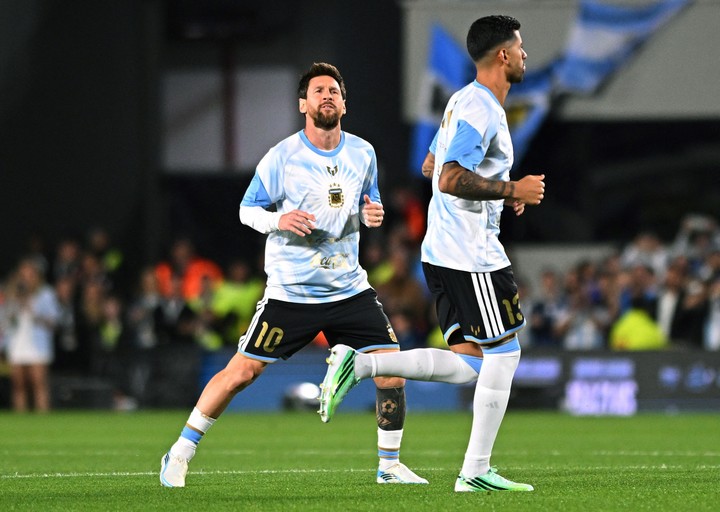 Lionel Messi y Cristian Romero (REUTERS).
