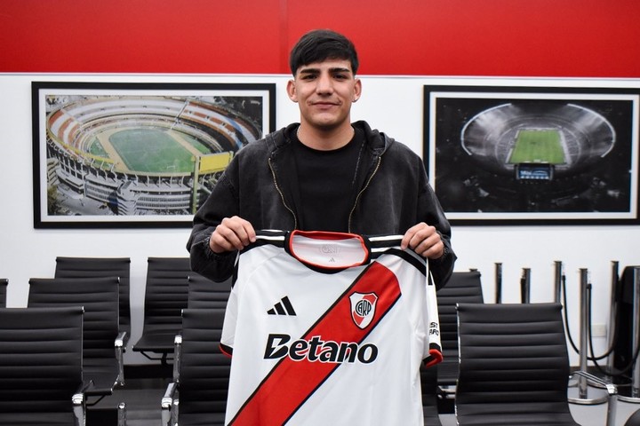 Cirilo Pereyra firmó su primer contrato en River.