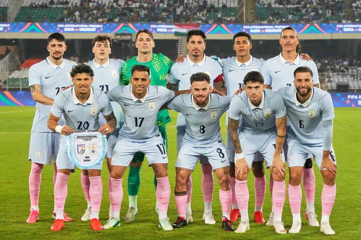 La selección de Uruguay con las medias rosas (AP Photo).
