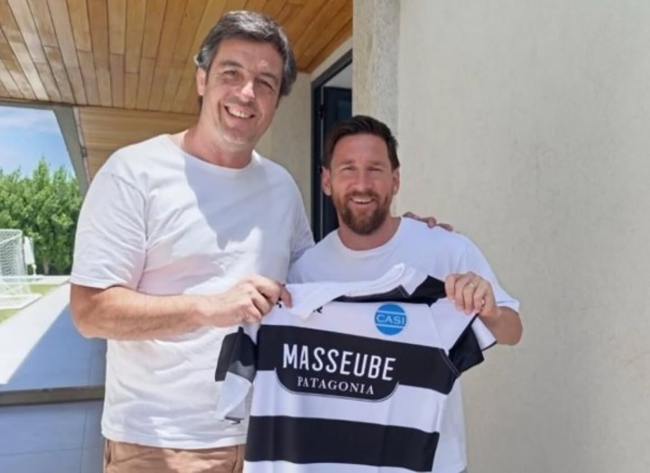 Chaqueto Campero, capitán general del CASI, y Messi, con la de la Academia.