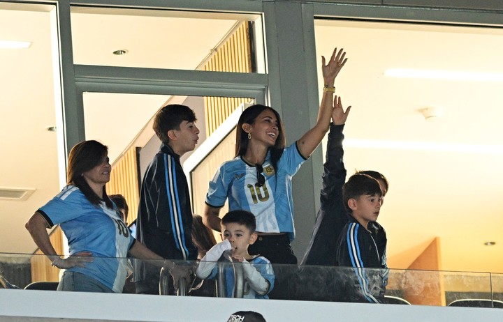 Antonela Roccuzzo junto a Thiago y Ciro Mesi (REUTERS).