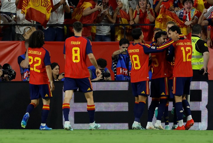 Plantel de España festejando ante Croacia por la UEFA Nations League. EFE / Julio Muñoz.