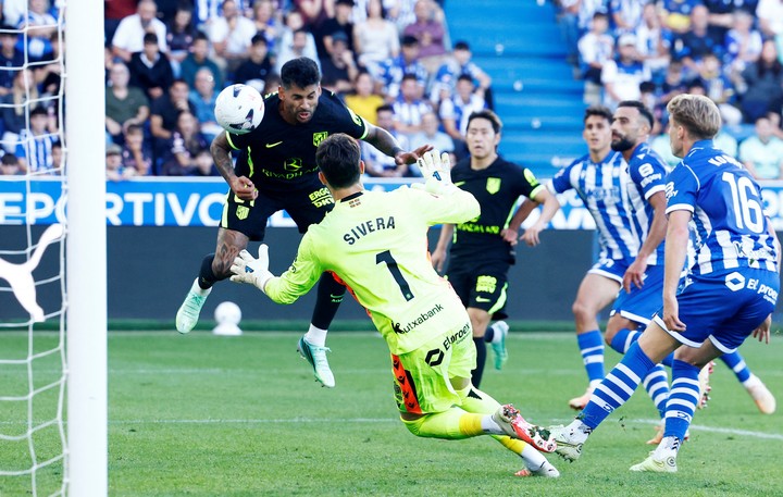 El cabezazo del Cuti. (Foto: Reuters)