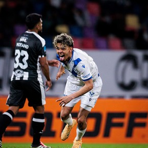 Con un hat trick de Ronaldo Martínez, Vélez se floreó ¡5-0! ante Central Córdoba y acecha a Boca en la tabla anual