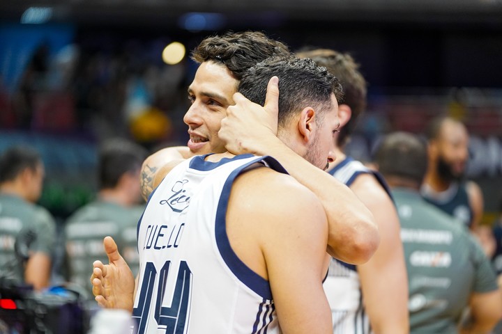Martín Cuello se abraza con José Vildoza tras el triunfo.
(@basquetbocajrs en IG).