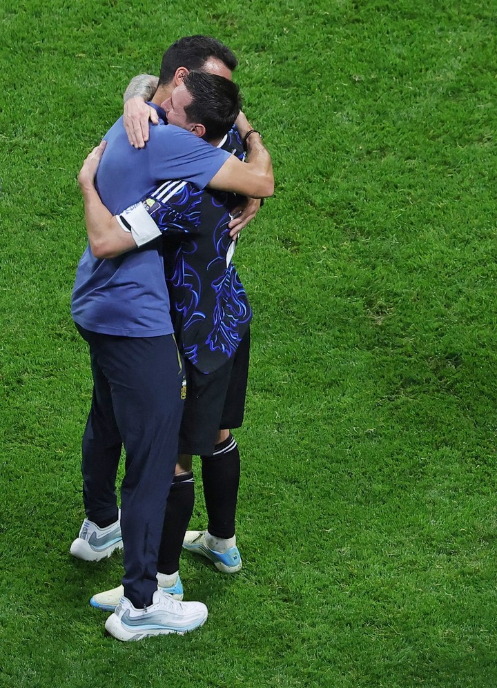 El abrazo post victoria ante Inglaterra, otro momento emotivo. (EFE)