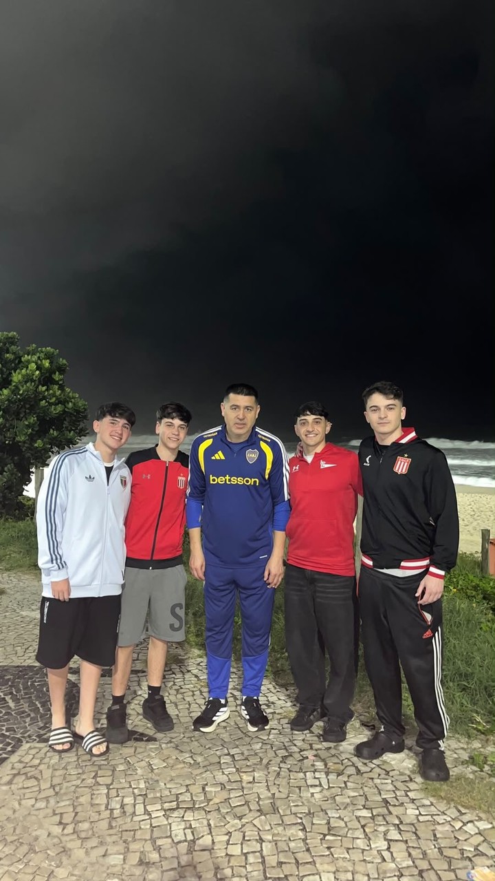 Riquelme en Río de Janeiro, con hinchas de Estudiantes.