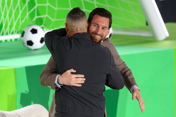 Messi se abraza con Cazorla (EFE). 