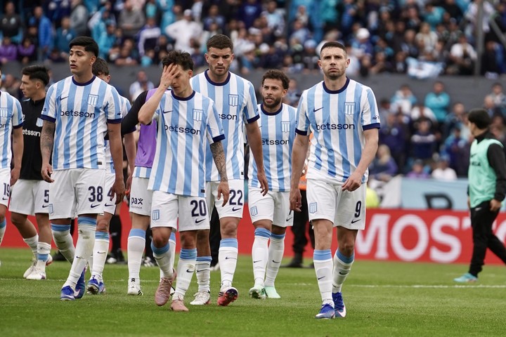 La salida del plantel del Racing, entre insultos. Foto Maxi Failla