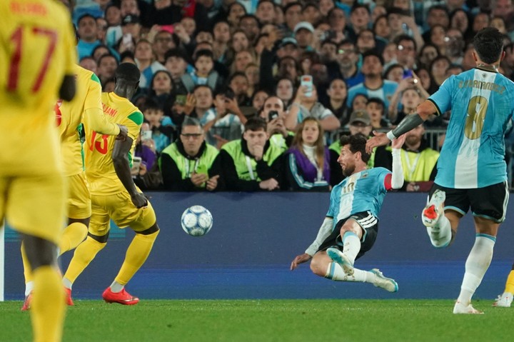 Messi quiere su gol (Foto Juano Tesone - CLARIN).