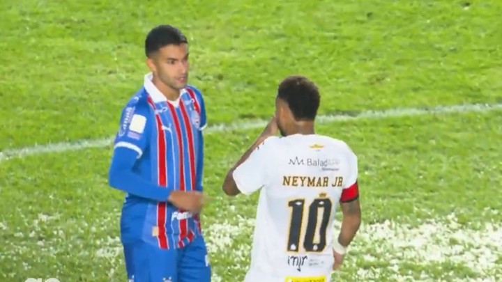 Neymar expulsado por taparse la boca en Santos. (Captura TV)
