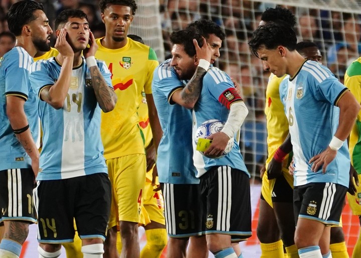 El abrazo de Flores a Messi.