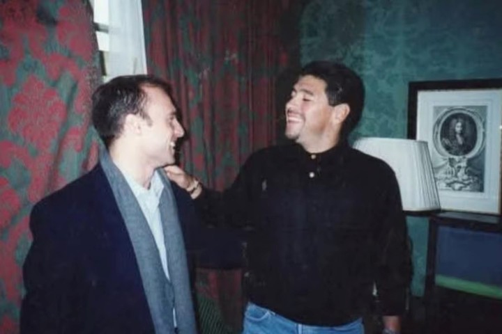 Maradona junto a Esteban Cichello, el responsable de que Diego sea condecorado por la Universidad de Oxford.