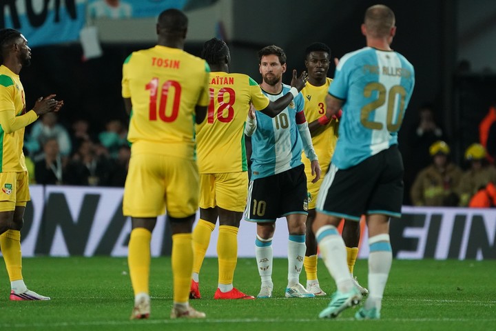 El reconocimiento de los jugadores de Benin (Foto Juano Tesone - CLARIN).