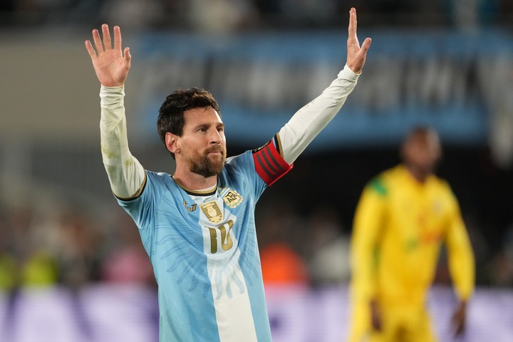 El eterno capitán se despidió de la Selección en su último partido. (AP/Photo/Gustavo Garello)