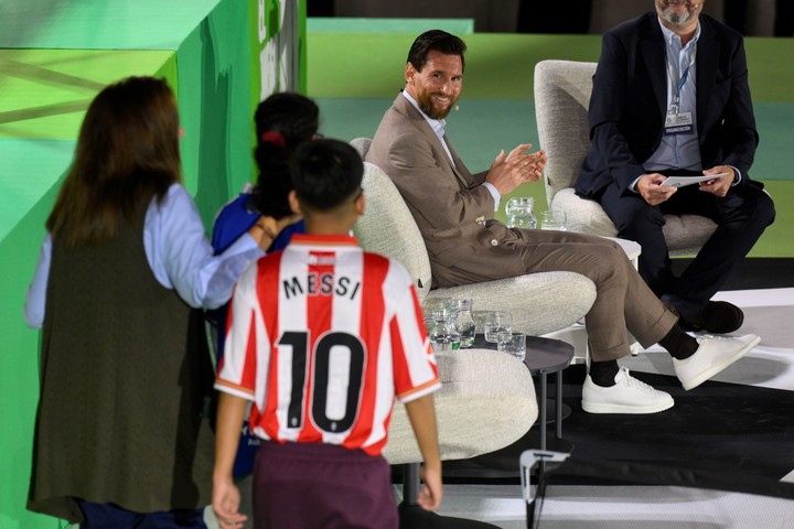 Dos niños entraron al escenario a jugar a la pelota con Messi (EFE).