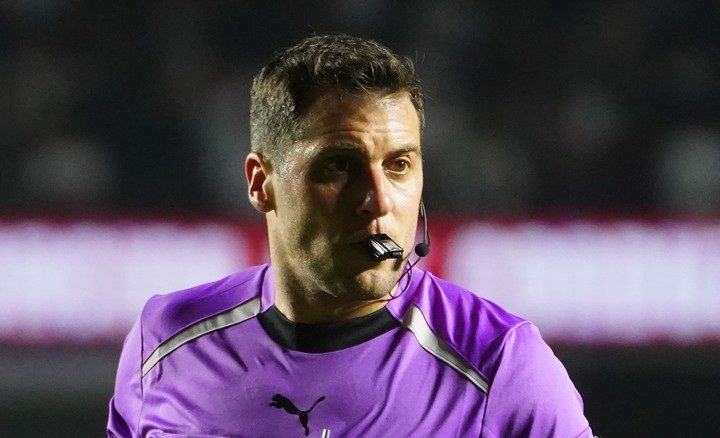 El árbitro Gustavo Tejera (Foto Marcelo Carroll - CLARIN).