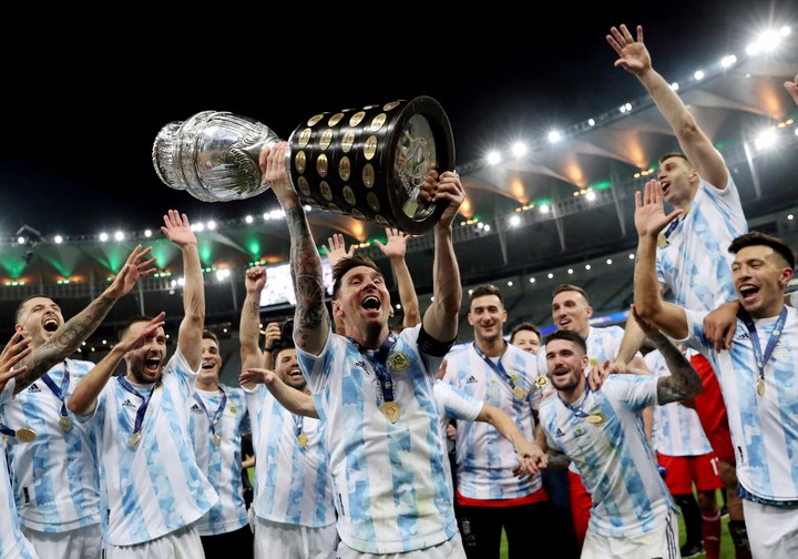 Messi con la Copa América 2021 (REUTERS).