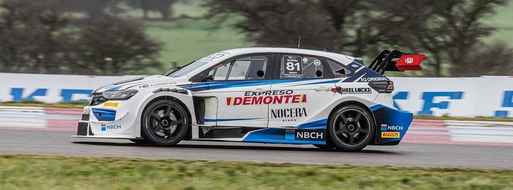 El VW de Lucas Carabajal acelera a fondo en la final de Toay, donde terminó segundo.
(Prensa TC2000).