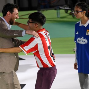 Video: Messi hizo delirar a estudiantes y tiró unos pases con niños en el Palacio de Deportes de Oviedo