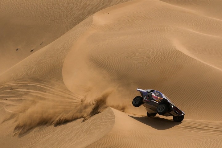 Las exigentes dunas, uno de los terrenos clásicos que atraviesan los competidores del Dakar.
(AP).