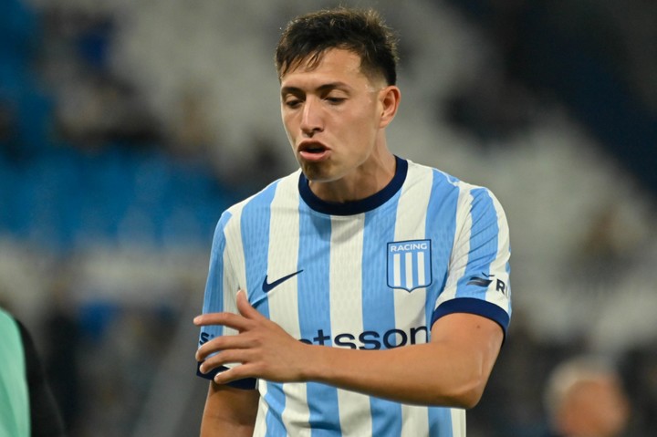 Adrián Fernández entra por Lodico. (Fotobaires).