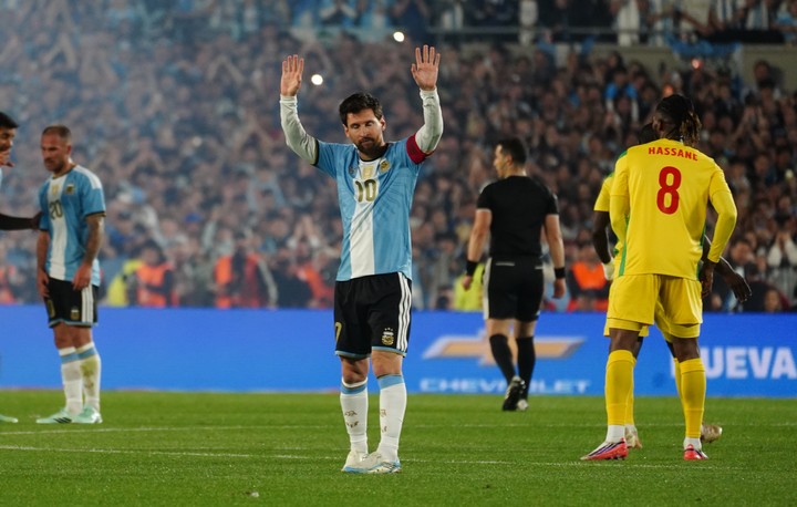 Aplausos para Messi (Foto Marcelo Carroll - CLARIN).