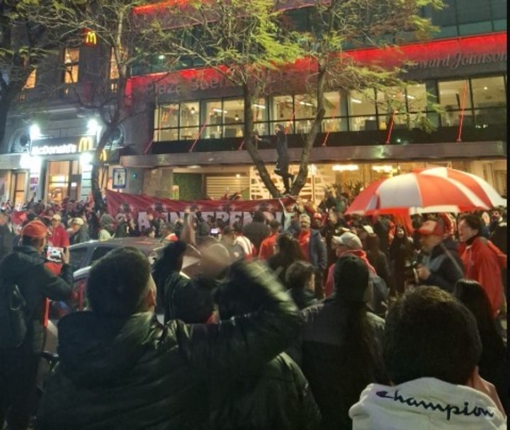 Los hinchas de Independiente en el hotel. (Foto: X @gonzamijangos)