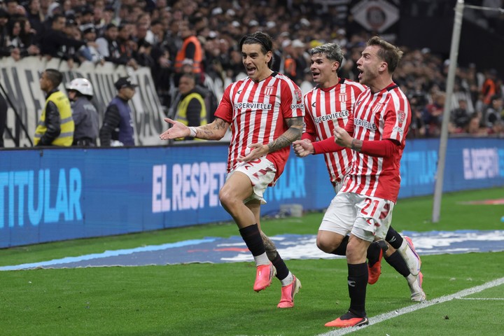 El alocado festejo de Estudiantes en el gol de Santiago Castro a Corinthians para pasar a semifinales (EFE).