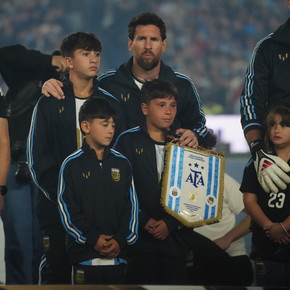 La familia Messi, de la hinchada propia en el palco a bajar al campo en la despedida de la Selección