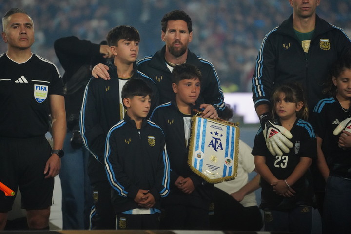 Messi junto a sus hijos en el campo de juego (Foto Marcelo Carroll - CLARIN).