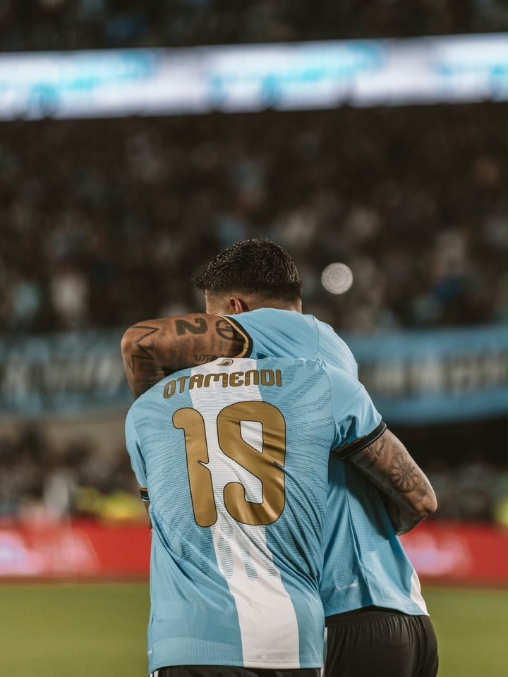 Cuti Romero y el saludo a Messi y Otamendi (Instagram).