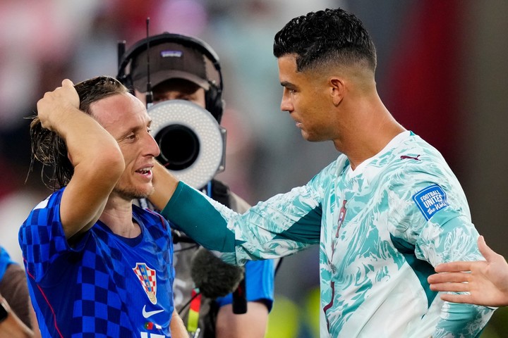 Modric y Messi, amigos (Frank Gunn/The Canadian Press via AP).
