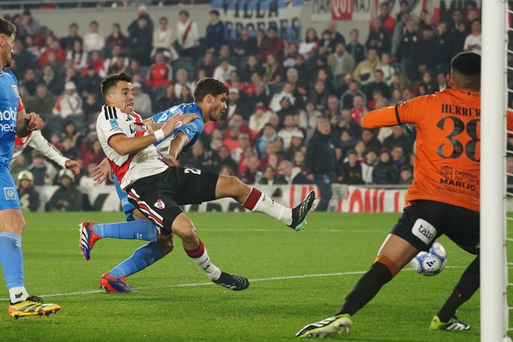 Gol de Acuña para River vs. Estudiantes de Río Cuarto (Foto Marcelo Carroll - CLARIN).